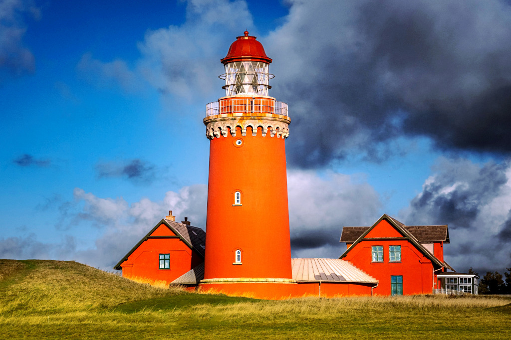 Bovbjerg Leuchtturm vor einem wolkigen Himmel, Dänemark jigsaw puzzle in Großartige Landschaften puzzles on TheJigsawPuzzles.com