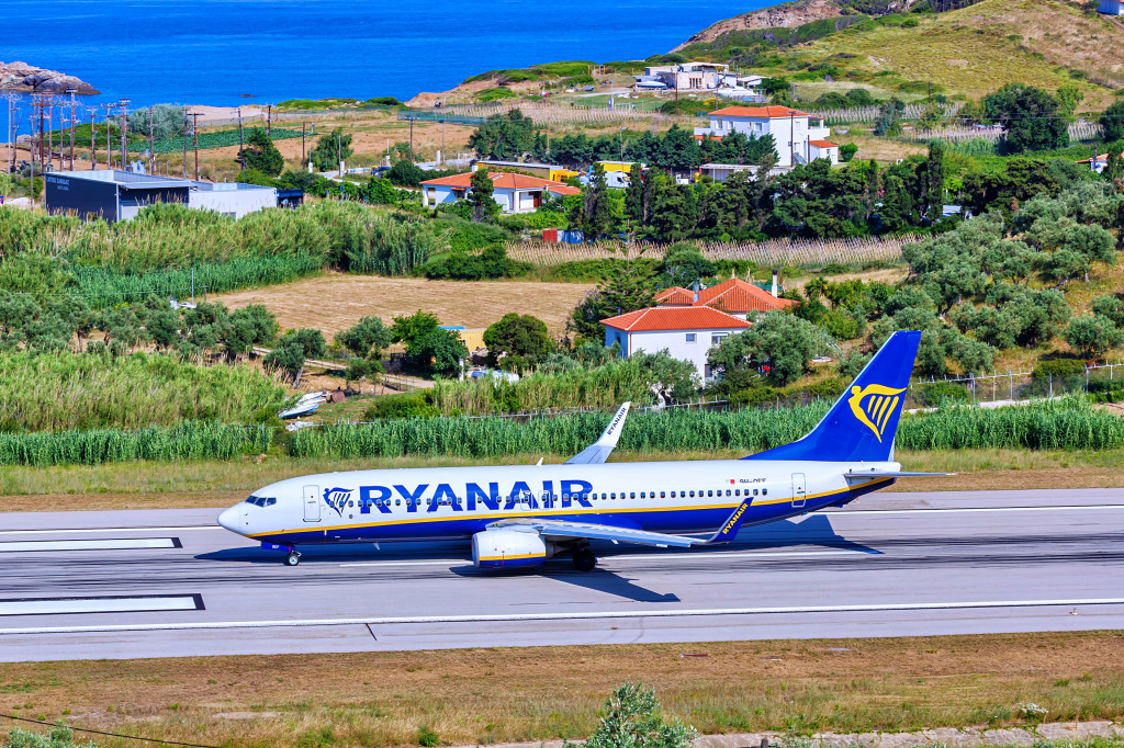 Ryanair Boeing 737-800 at Skiathos Airport, Greece jigsaw puzzle in Aviation puzzles on TheJigsawPuzzles.com