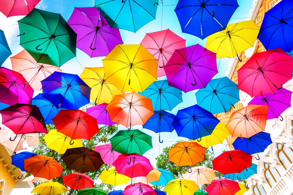 Parapluies multicolores flottant au-dessus de la rue jigsaw puzzle in Puzzle du jour puzzles on TheJigsawPuzzles.com