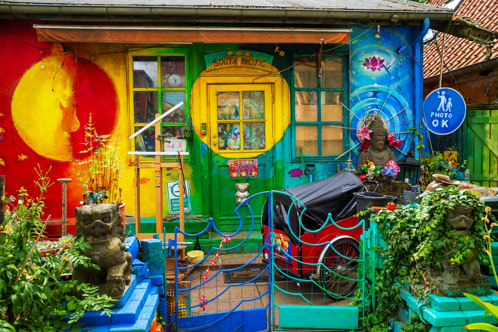 Distrito de Christiania em Copenhague, Dinamarca jigsaw puzzle in Quebra-Cabeça do Dia puzzles on TheJigsawPuzzles.com