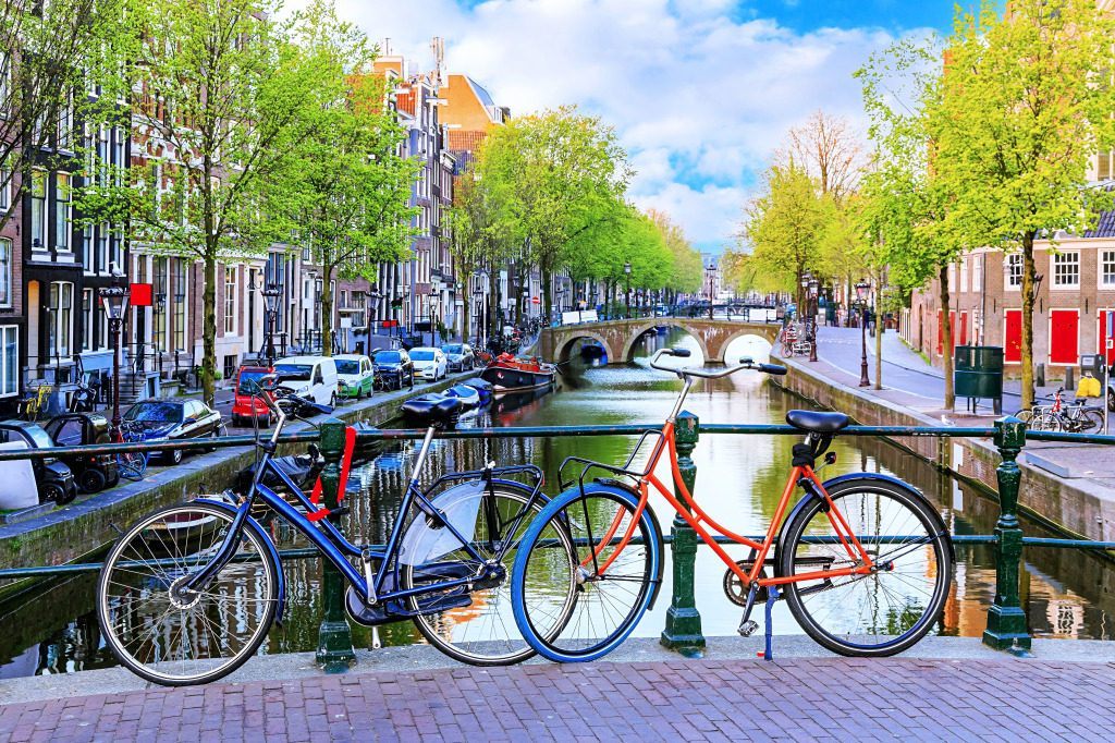 Fahrräder auf einer Brücke in Amsterdam, Niederlande jigsaw puzzle in Brücken puzzles on TheJigsawPuzzles.com