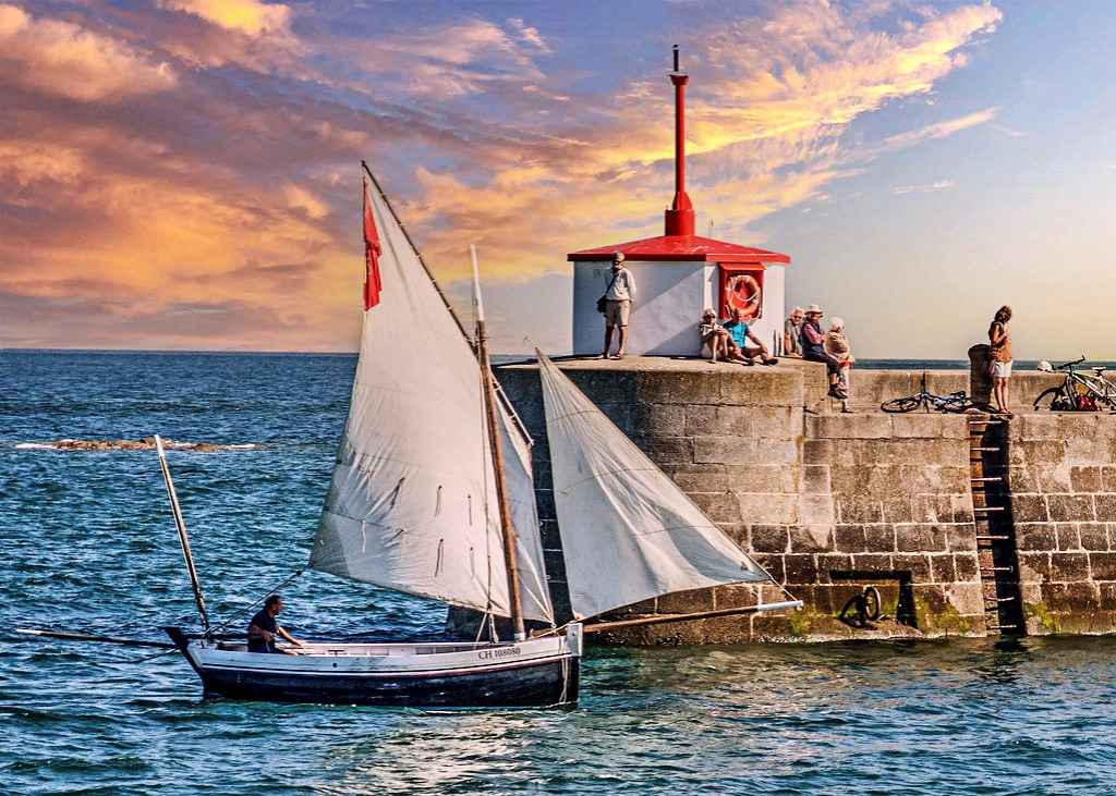Phare du port de Barfleur, Normandie, France jigsaw puzzle in Magnifiques vues puzzles on TheJigsawPuzzles.com