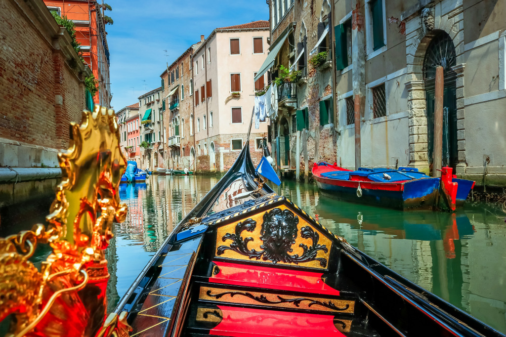 Verzierte Gondel in einem friedlichen Kanal, Venedig, Italien jigsaw puzzle in Straßenansicht puzzles on TheJigsawPuzzles.com