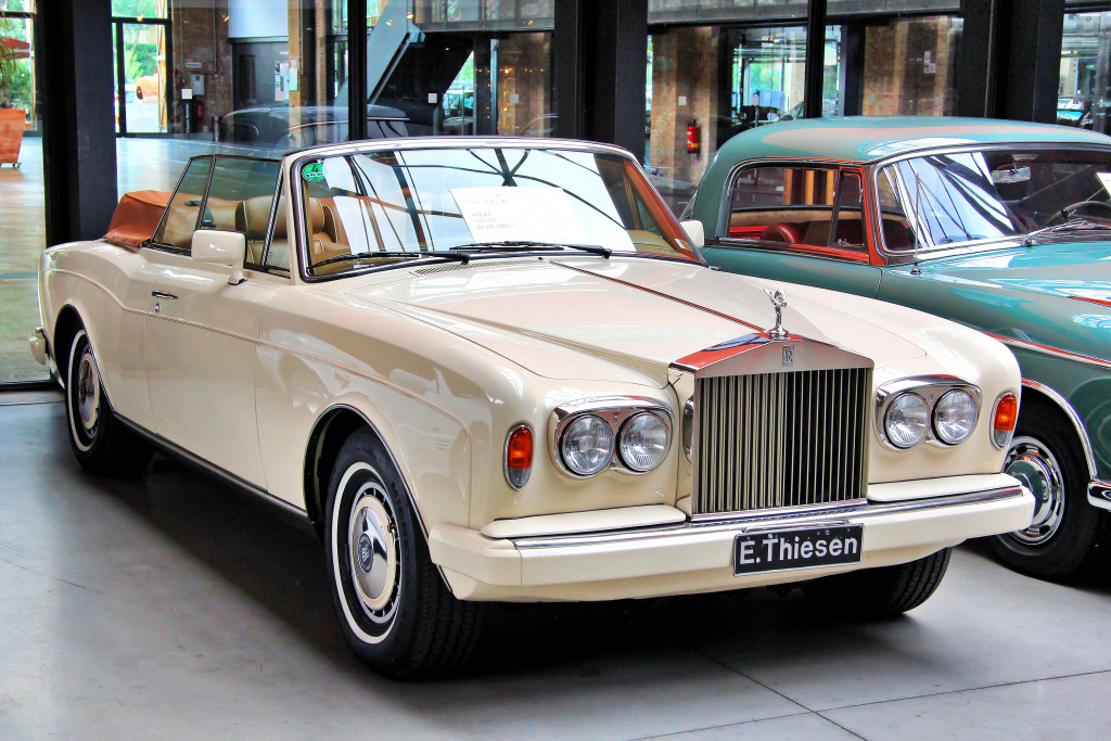 Rolls-Royce Corniche au Classic Remise Museum jigsaw puzzle in Voitures et Motos puzzles on TheJigsawPuzzles.com