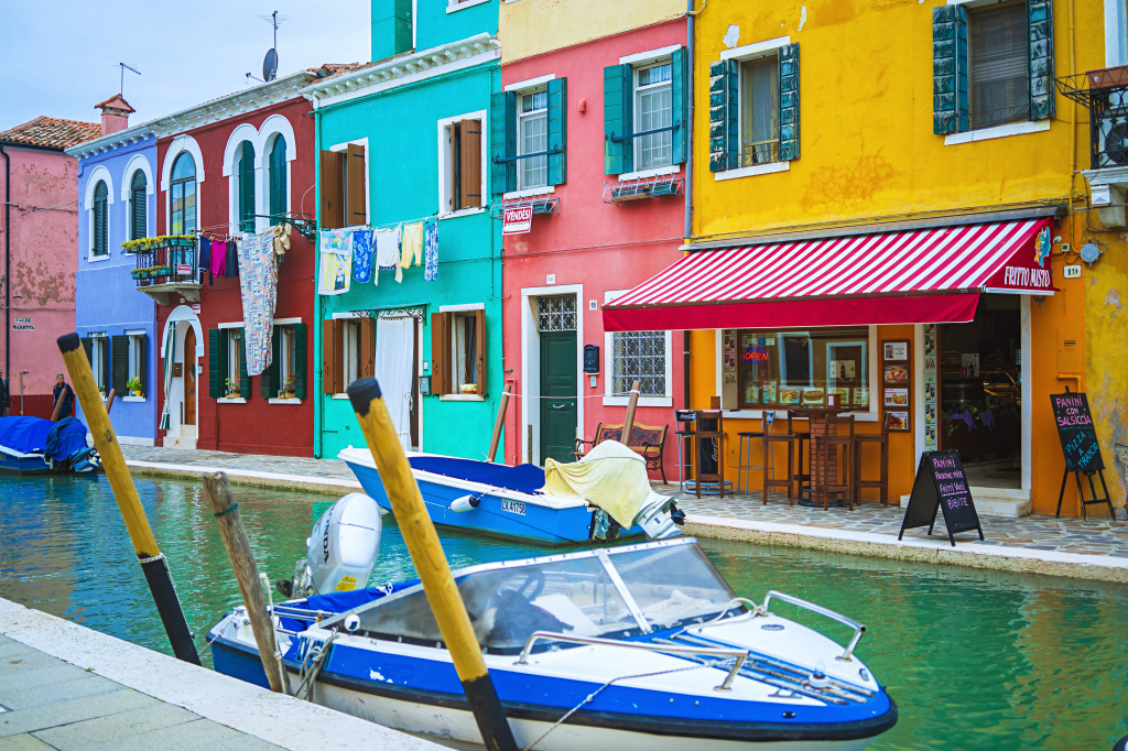 Vue des rues de Burano, Italie jigsaw puzzle in Paysages urbains puzzles on TheJigsawPuzzles.com