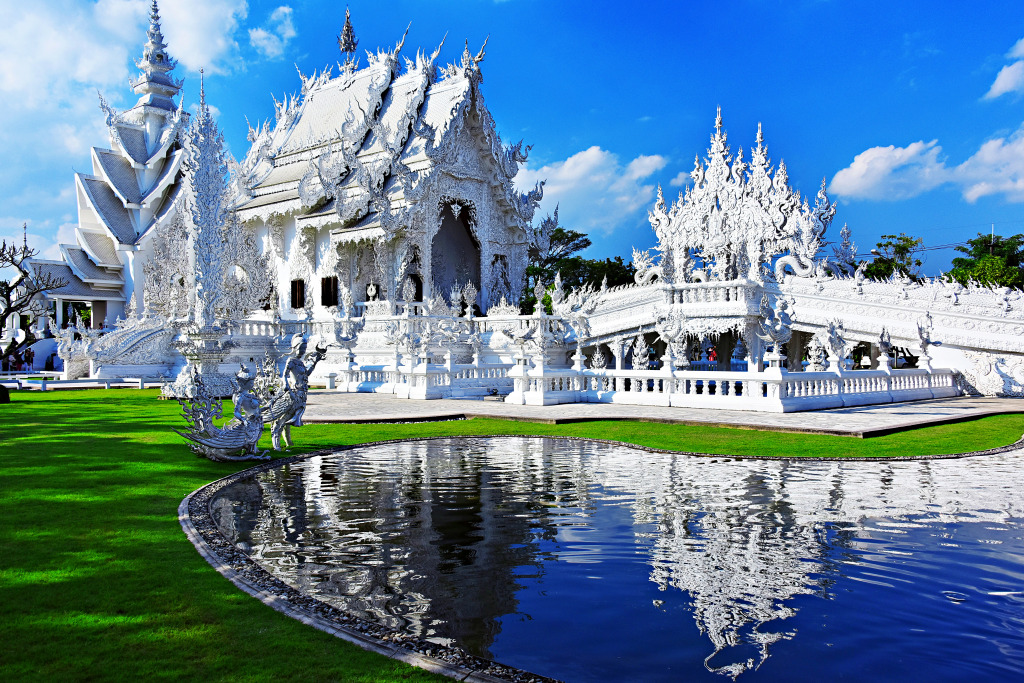 Wat Rong Khun à Chiang Rai, Thaïlande jigsaw puzzle in Châteaux puzzles on TheJigsawPuzzles.com