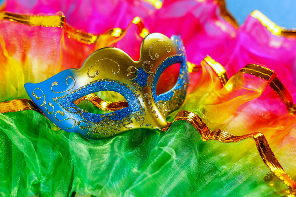 Masque de carnaval multicolore jigsaw puzzle in Macrophotographie puzzles on TheJigsawPuzzles.com