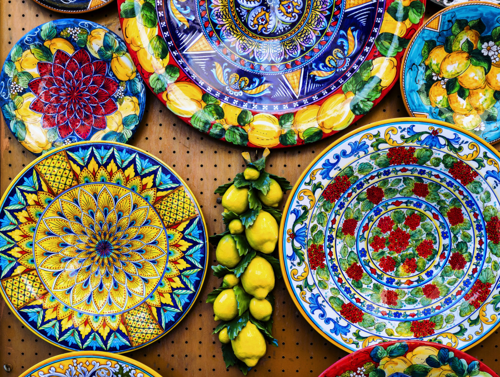 Яркая керамика из Позитано, Италия jigsaw puzzle in Макросъёмка puzzles on TheJigsawPuzzles.com