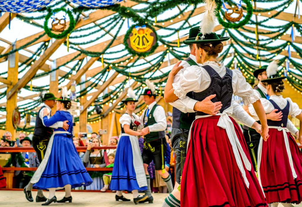Bayerische Tänzer beim Oktoberfest in München, Deutschland jigsaw puzzle in Menschen puzzles on TheJigsawPuzzles.com