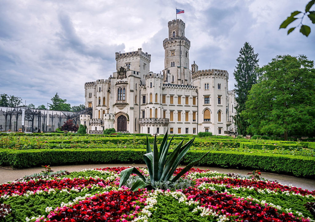 Сказочный замок Хлубока над Влтавом, Чехия jigsaw puzzle in Замки puzzles on TheJigsawPuzzles.com