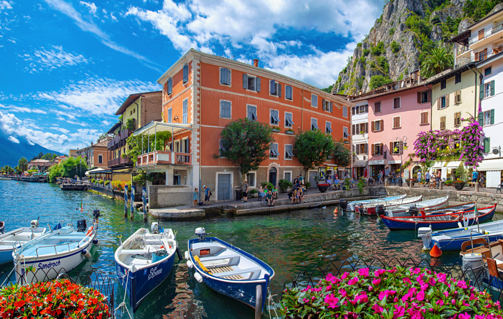 Blick auf Limone, Gardasee, Italien jigsaw puzzle in Puzzle des Tages puzzles on TheJigsawPuzzles.com