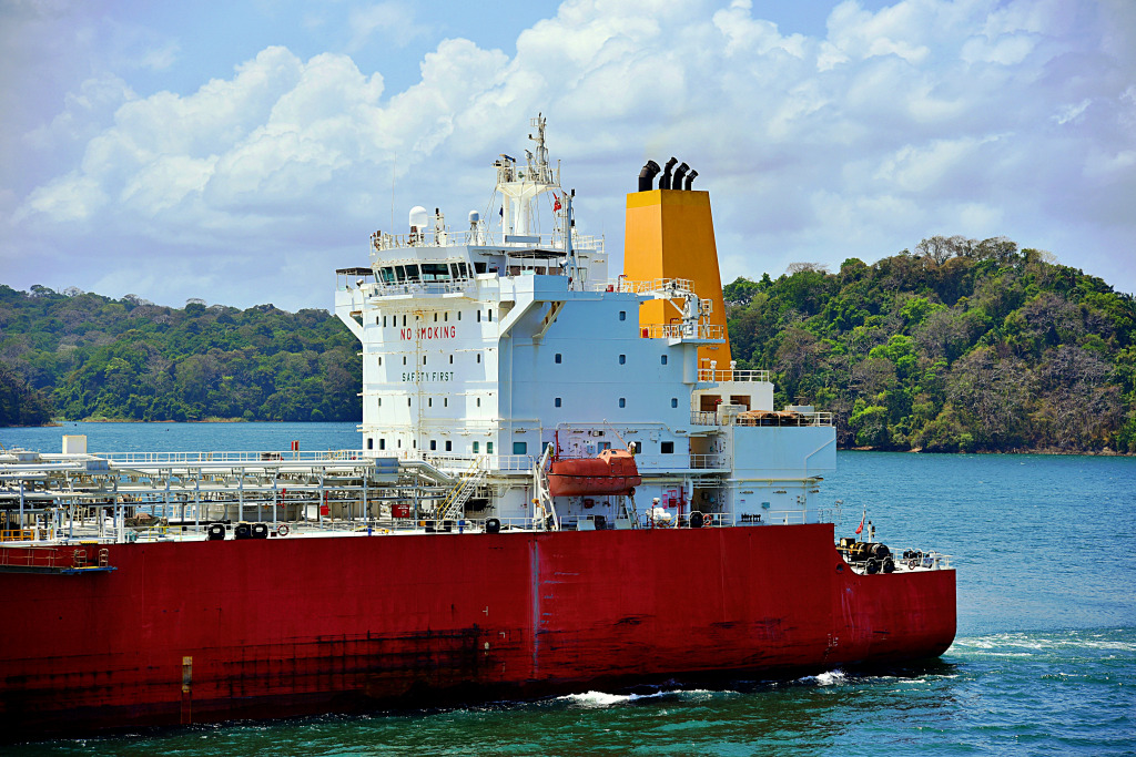 Camion-citerne traversant le canal de Panama jigsaw puzzle in Magnifiques vues puzzles on TheJigsawPuzzles.com