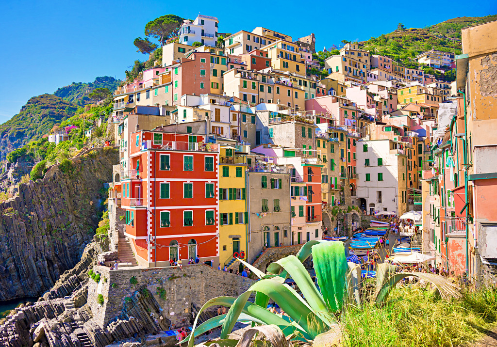 Das malerische Riomaggiore in Cinque Terre, Italien jigsaw puzzle in Straßenansicht puzzles on TheJigsawPuzzles.com
