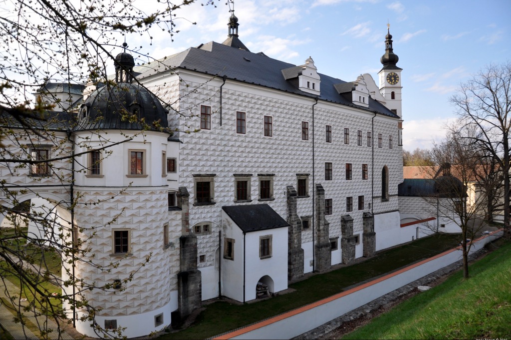Château de Pardubice, Bohême jigsaw puzzle in Châteaux puzzles on TheJigsawPuzzles.com