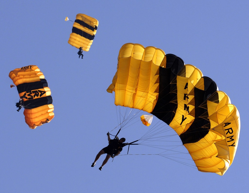Golden Knights Parachute Team jigsaw puzzle in Пазл дня puzzles on TheJigsawPuzzles.com