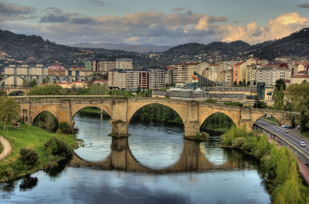 Römische Brücke, Ourense, Spanien jigsaw puzzle in Brücken puzzles on TheJigsawPuzzles.com