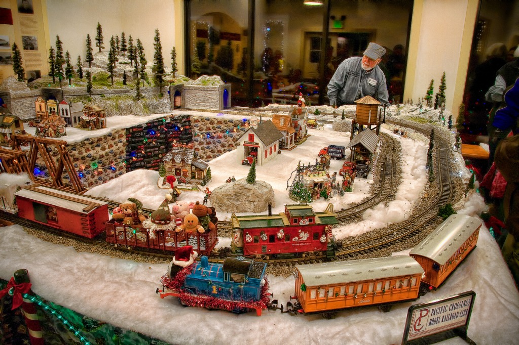 Christmas Train jigsaw puzzle in Christmas & New Year puzzles on TheJigsawPuzzles.com