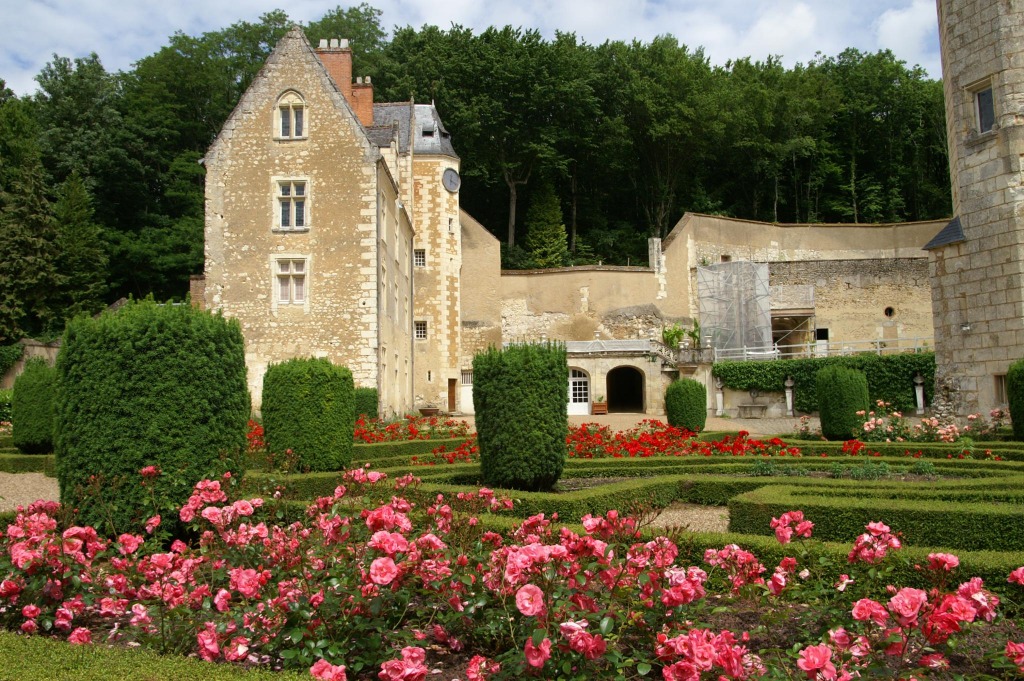 Розовый сад, Замок Куртанво, Франция jigsaw puzzle in Цветы puzzles on TheJigsawPuzzles.com